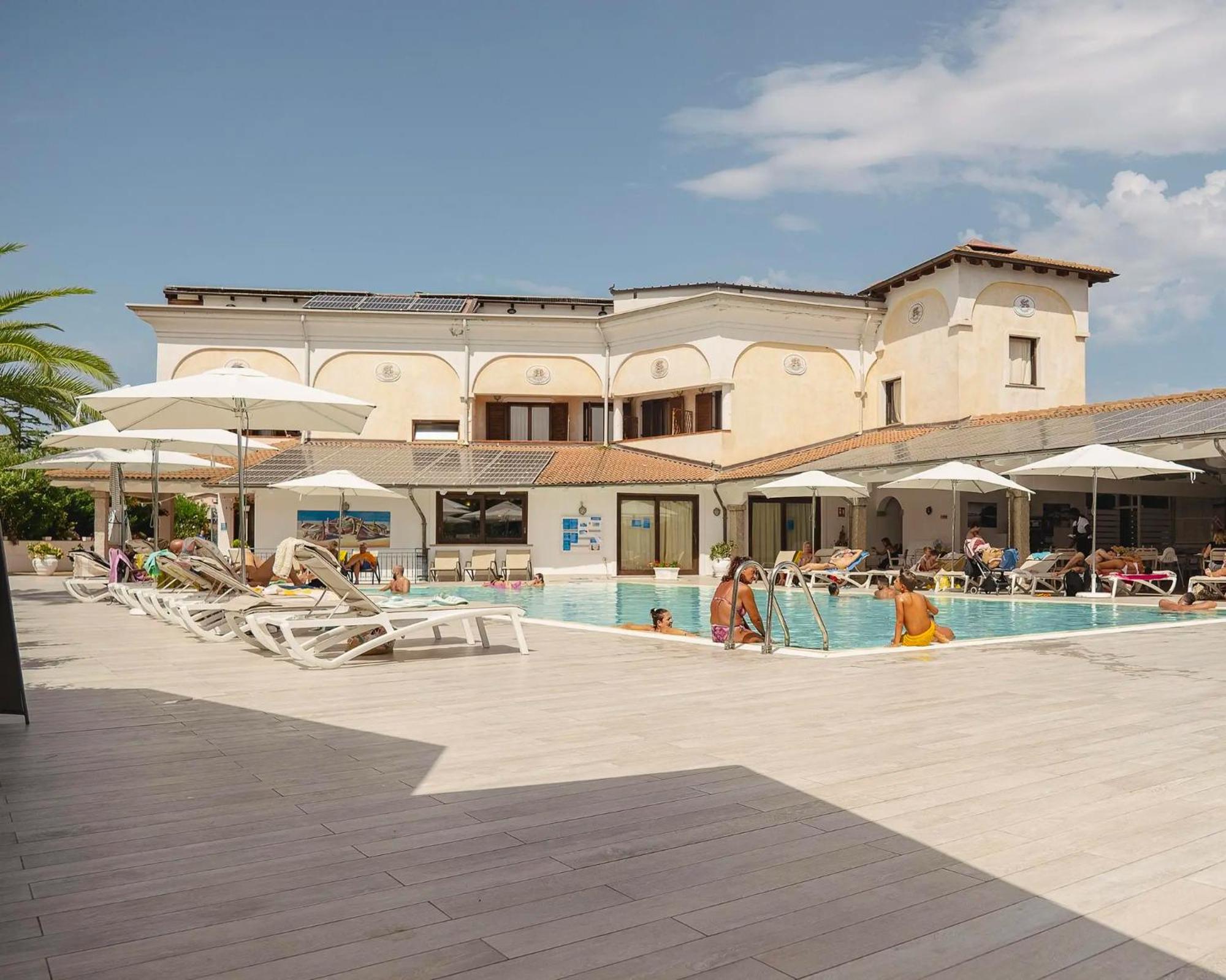 Hotel Zeta Club San Teodoro Le Rose Esterno foto