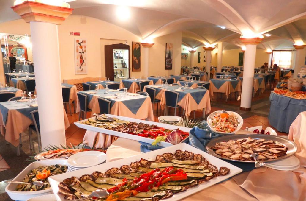 Hotel Zeta Club San Teodoro Le Rose Esterno foto